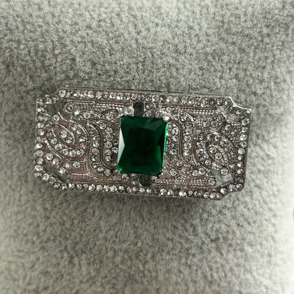 Jewelry - NWOT Art Deco Emerald Green Rhinestone Brooch Silver Tone Vintage Inspired